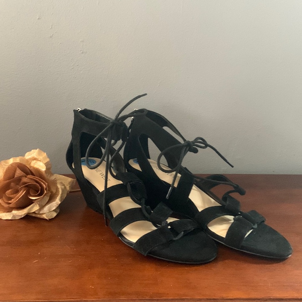 NINE WEST GENUINE black leather sandal wedges, mid heels. Lace up. Sz 7 1/2